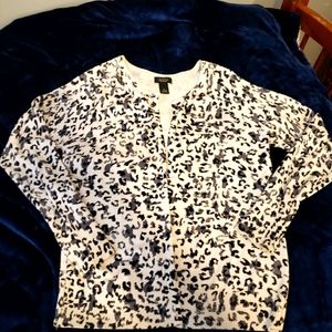 Light sweater with black and white print